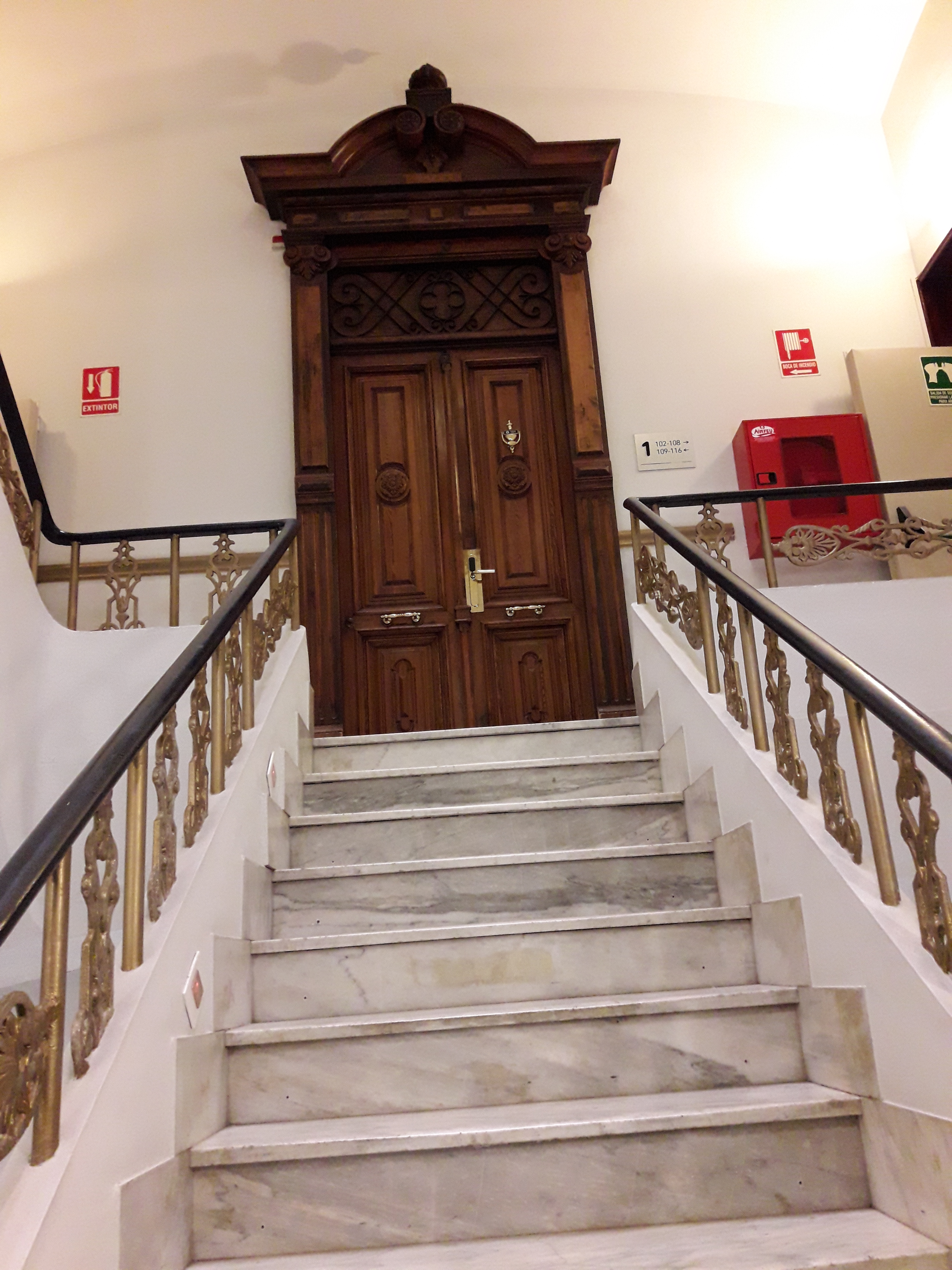 Escaleras del Casual Hotel de las Artes