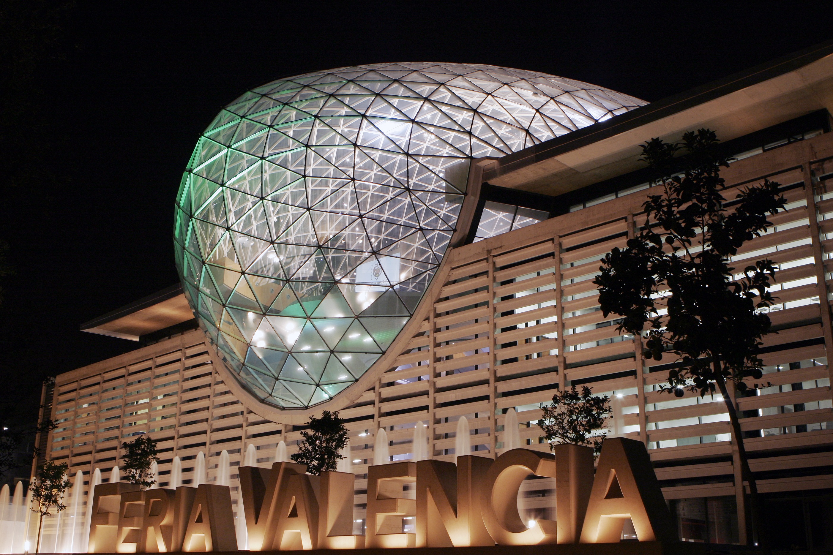 Fachada exterior iluminada pabellón cinco de Feria Valencia