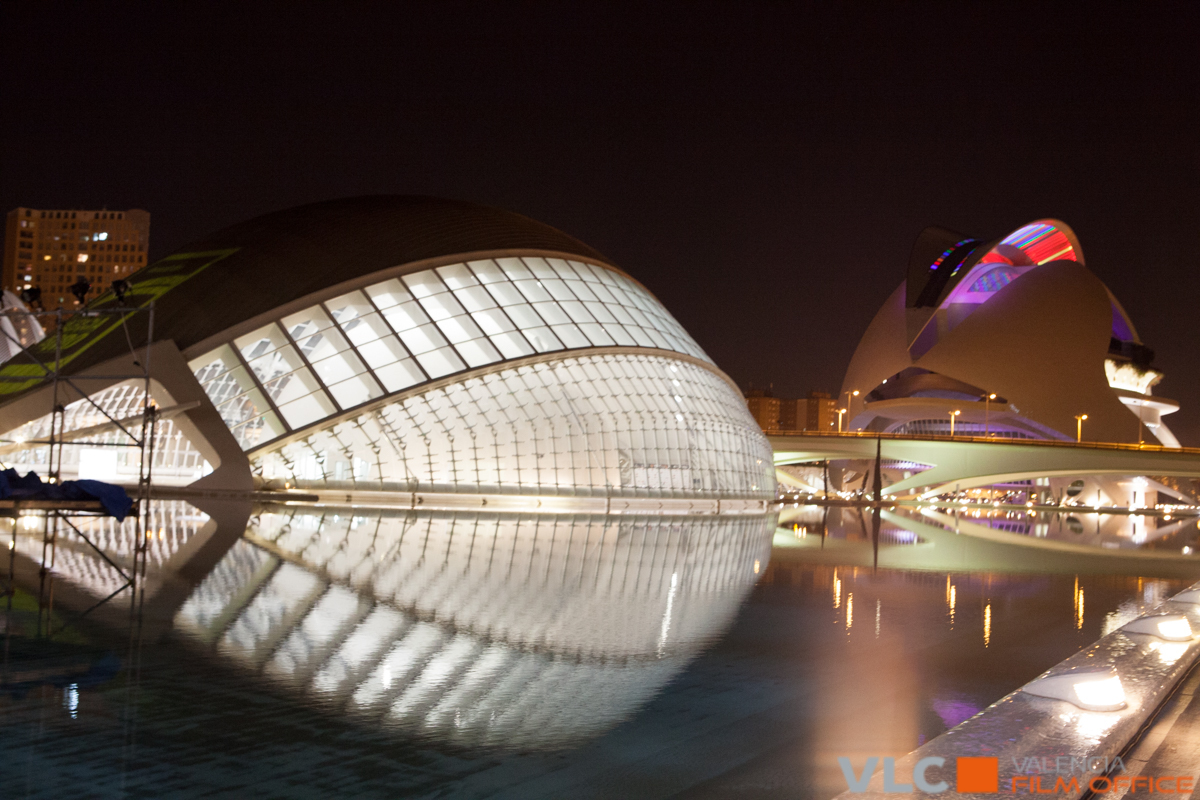 Vista nocturna exteriores hemisfèric y palau de les arts iluminados