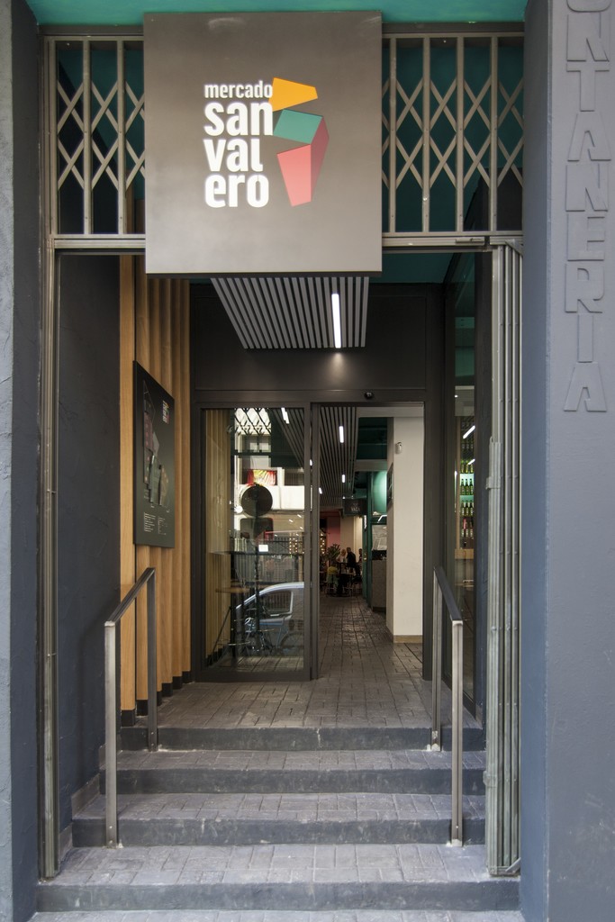 Puerta de entrada al mercado san valero