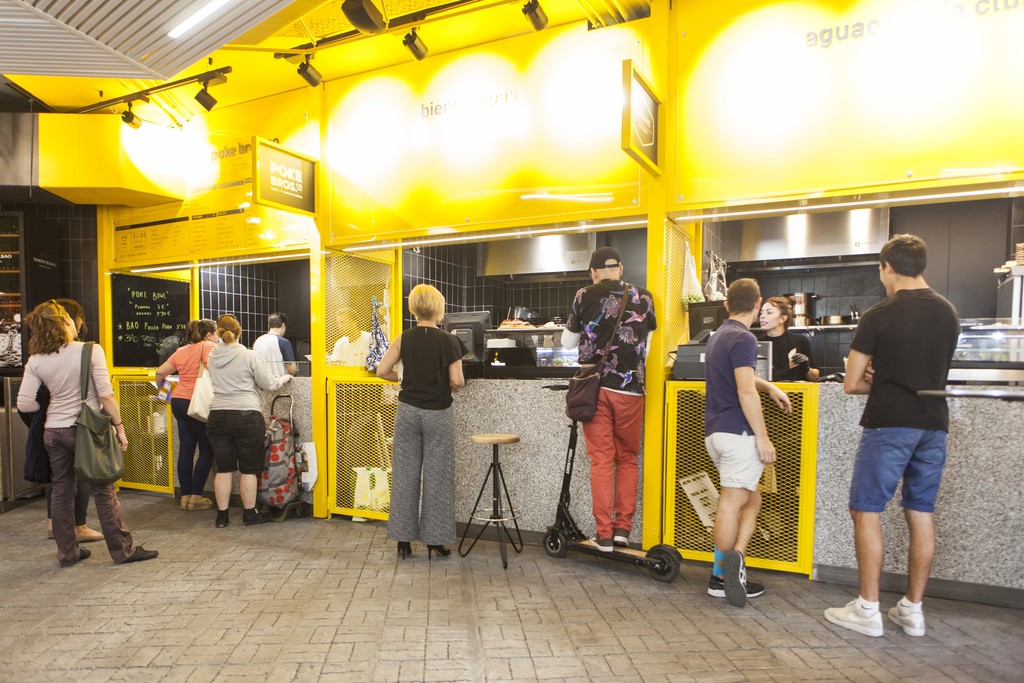 Puestos amarillos del mercado de san valero