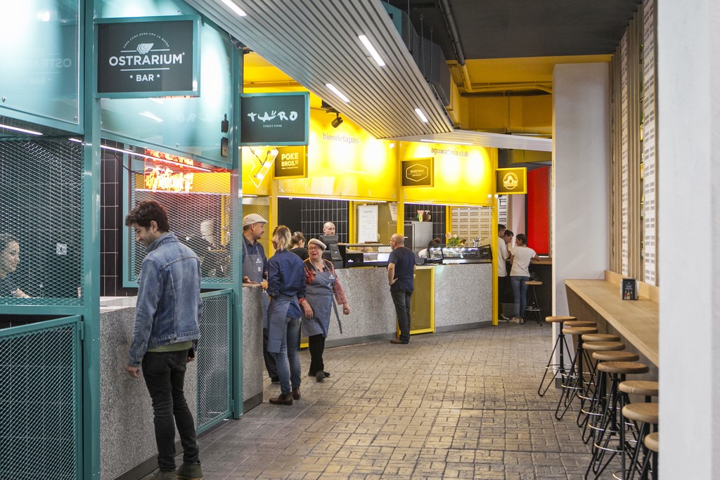 Puestos coloridos del mercado san valero