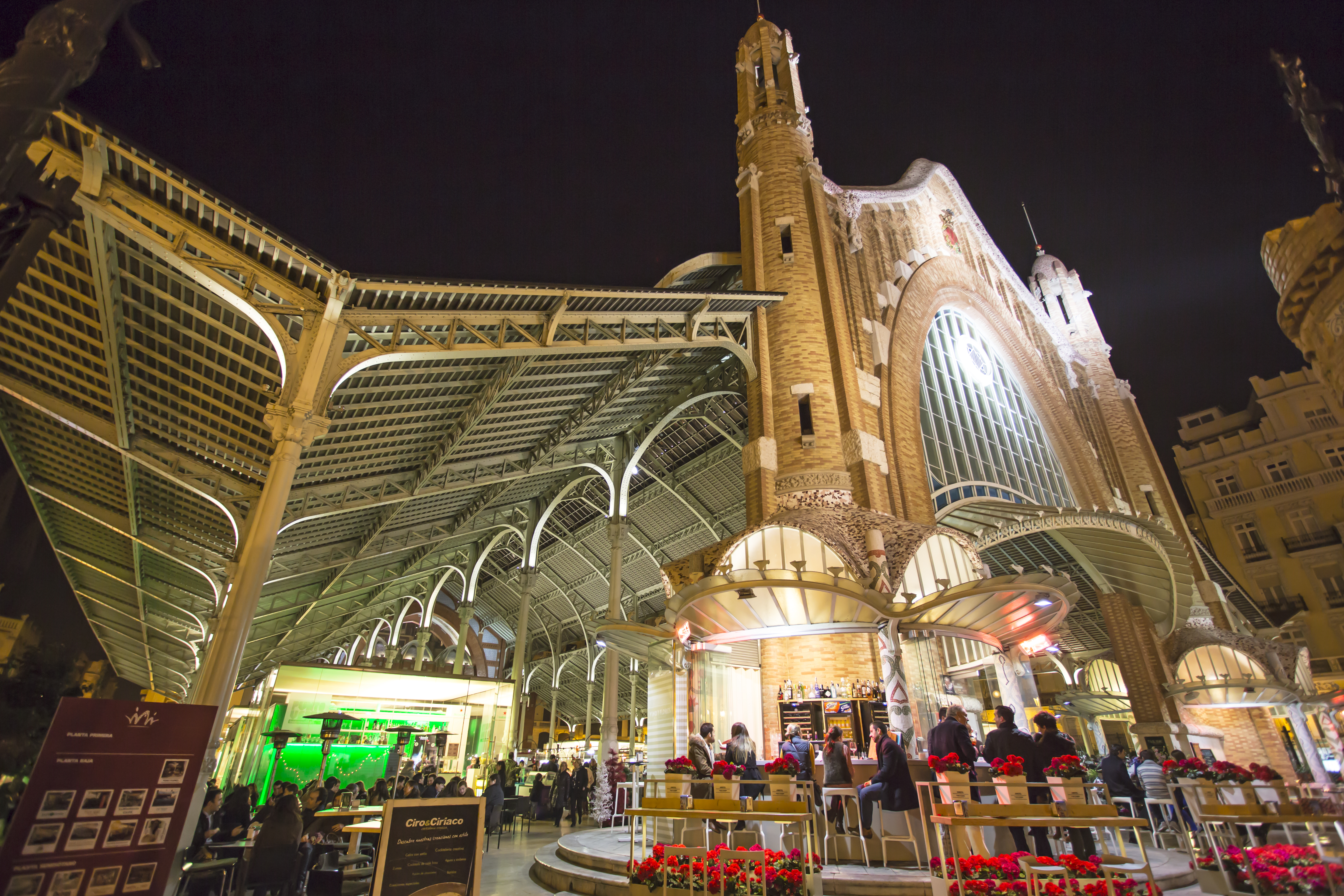 Vista lateral nocturna del Mercado Colón