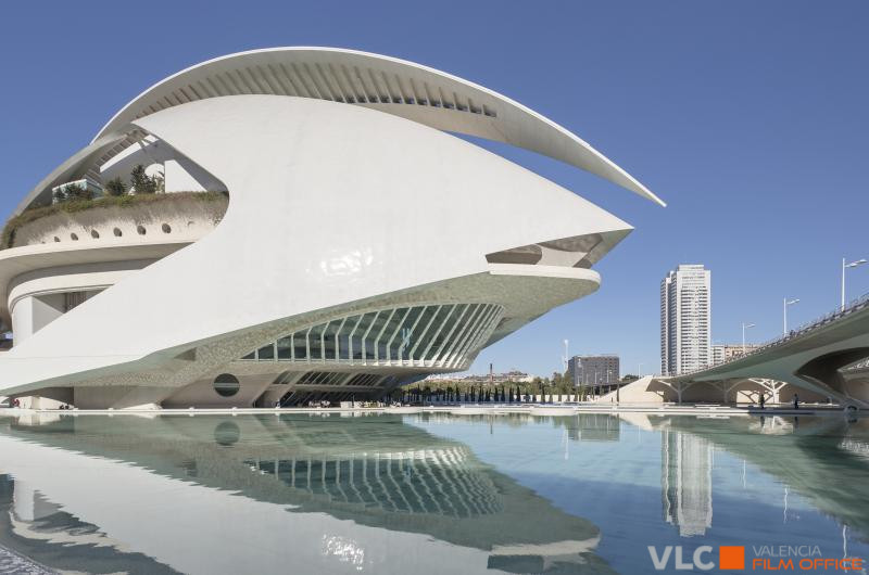 Exterior palau de les arts sobre el lago