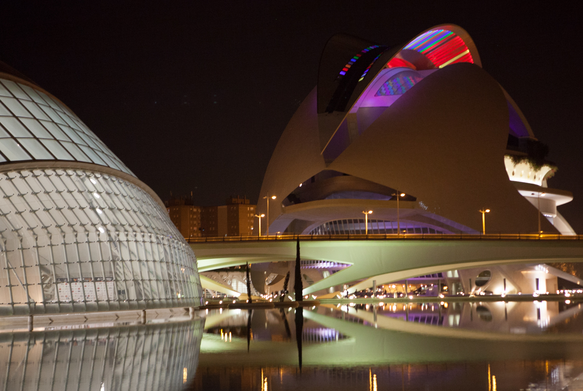 Vista exterior iluminada del hemisfèric y del palau de les arts