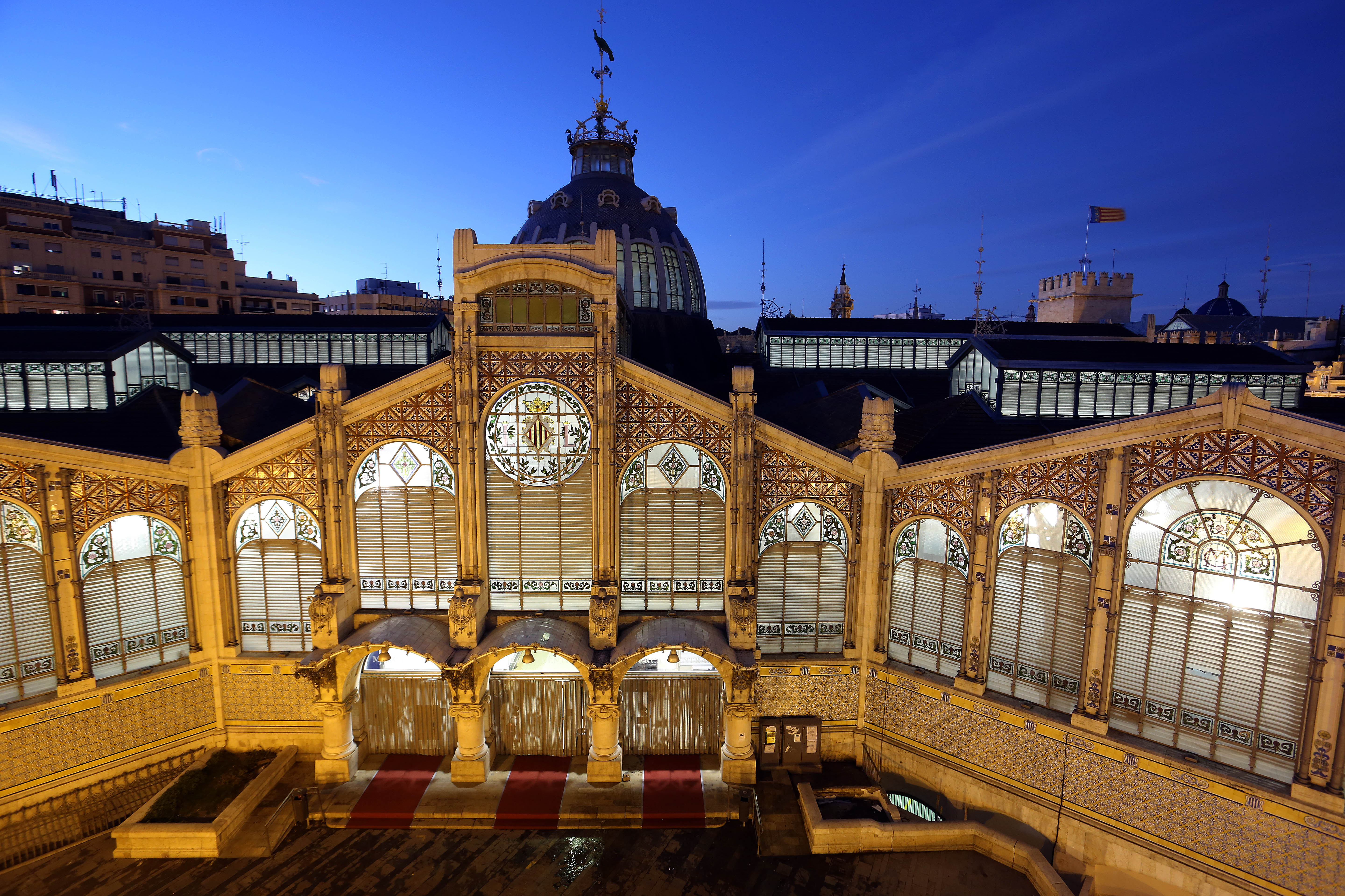 Vista aérea nocturna del Mercado Central iluminado