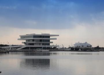 Edificio Veles e Vents reflejado sobre el agua